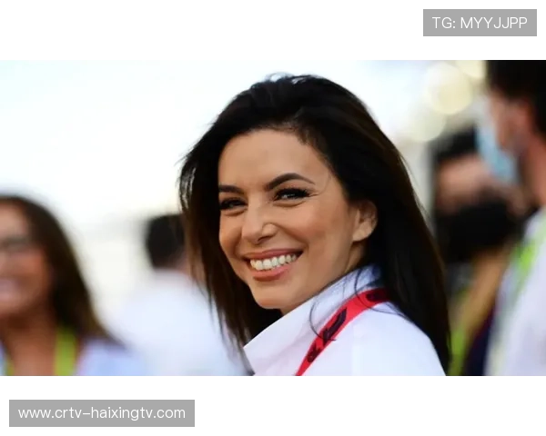 足球女神球星签名照曝光 网红美女与赛场风采完美融合