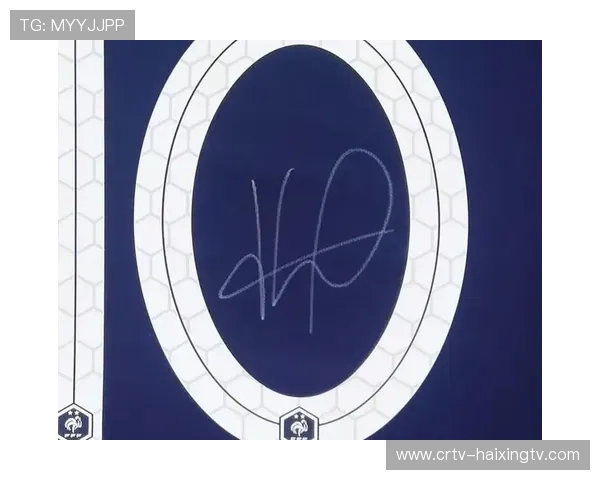 足球明星亲笔签名引发热议 女球迷胸前签名照引爆网络关注