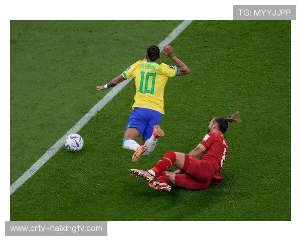 足球星秀丢球事件揭秘 一场意外引发的热议与反思